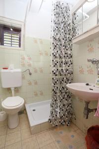 uma casa de banho com um WC e um lavatório em Apartments with a parking space Trpanj, Peljesac - 10148 em Trpanj