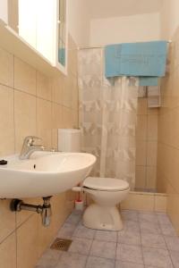 y baño con lavabo y aseo. en Apartment Viganj 10116d, en Viganj