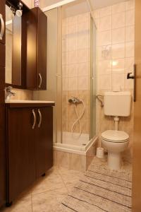 La salle de bains est pourvue d'une douche et de toilettes. dans l'établissement Apartments with a parking space Orebic, Peljesac - 10149, à Orebić