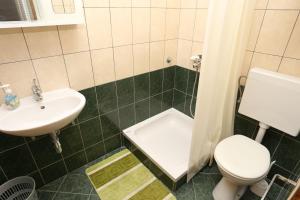 La salle de bains est pourvue de toilettes et d'un lavabo. dans l'établissement Apartments with a parking space Orebic, Peljesac - 10149, à Orebić