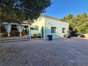 ein weißes Haus mit einem davor geparkt in der Unterkunft Apartments by the sea Mokalo, Peljesac - 10201 in Orebić