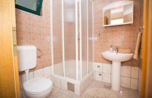 Ένα μπάνιο στο Apartments by the sea Mokalo, Peljesac - 10201 +36 φωτογραφίες