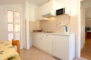 Kuchyň nebo kuchyňský kout v ubytování Apartments by the sea Zuljana, Peljesac - 10228