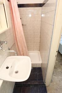 y baño con lavabo y ducha. en Holiday apartments Duba Peljeska, Peljesac - 10230, en Orebić