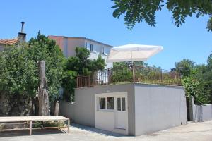 Das Gebäude in dem sich das Ferienhaus befindet