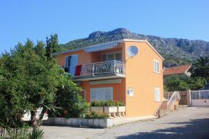 Casa arancione con balcone e montagna di Apartments by the sea Viganj, Peljesac - 10187 a Viganj