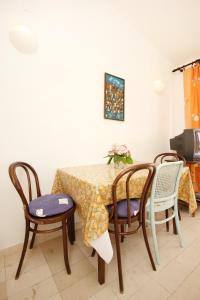 tavolo da pranzo con 2 sedie e tavolo con tovaglia di Apartments by the sea Viganj, Peljesac - 10187 a Viganj