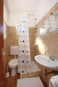 y baño con lavabo, aseo y cortina de ducha. en Apartments with a parking space Viganj, Peljesac - 10188 en Viganj