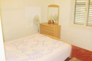 ein Schlafzimmer mit einem Bett mit einer Kommode und einem Spiegel in der Unterkunft Seaside holiday house Susica, Ugljan - 9664 in Ugljan