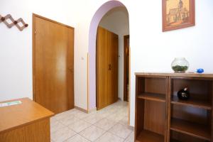 un pasillo con una puerta y una habitación en Apartments by the sea Podstrana, Split - 9503 en Podstrana