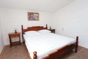 Tempat tidur dalam kamar di Apartments with a parking space Makarska - 9506