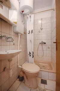 y baño con aseo, lavabo y ducha. en Apartment Orebic 10256b en Orebić