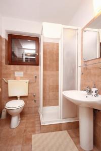 La salle de bains est pourvue d'une douche, de toilettes et d'un lavabo. dans l'établissement Apartments by the sea Orebic, Peljesac - 10153, à Orebić