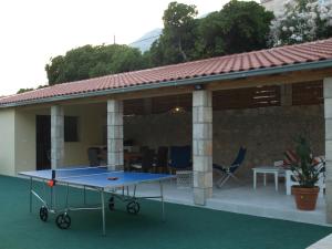 una mesa de ping pong frente a una casa en Apartment Orebic 10153f, en Orebić