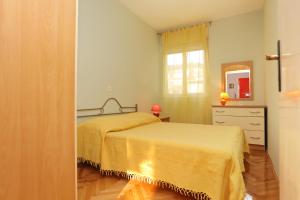 Posteľ alebo postele v izbe v ubytovaní Apartments by the sea Trogir - 9667