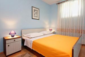 een slaapkamer met een bed en 2 lampen op een nachtkastje bij Apartments by the sea Loviste, Peljesac - 10182 in Lovište