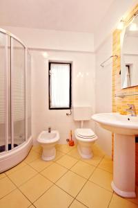 een badkamer met een toilet en een wastafel bij Apartments by the sea Loviste, Peljesac - 10182 in Lovište