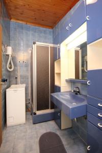 ロヴィステにあるApartments and rooms by the sea Loviste, Peljesac - 10181の青いバスルーム(シンク、シャワー付)
