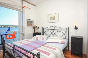 ロヴィステにあるApartments and rooms by the sea Loviste, Peljesac - 10181のベッドルーム(ベッド1台付)、バルコニーが備わります。