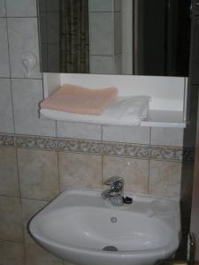 W łazience znajduje się umywalka, lustro i ręczniki. w obiekcie Apartments with a parking space Orebic, Peljesac - 10096 w Orebiciu