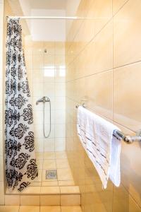 baño con ducha y toalla blanca en Apartment Zuronja 10134b, en Brijesta