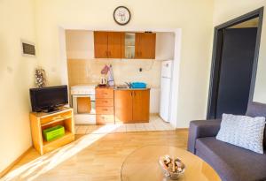 a living room with a table and a kitchen at Apartment Zuronja 10134b in Brijesta