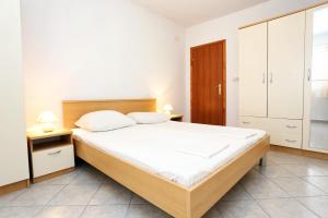 Posteľ alebo postele v izbe v ubytovaní Apartments by the sea Sreser, Peljesac - 10138