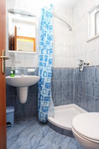 Kúpeľňa v ubytovaní Apartments by the sea Sreser, Peljesac - 10138 + 37 fotografií