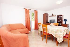 a living room with a table and a couch at Apartments by the sea Basina, Hvar - 9673 in Vrbanj