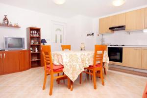 Kuchyňa alebo kuchynka v ubytovaní Apartments by the sea Basina, Hvar - 9673 + 11 fotografií