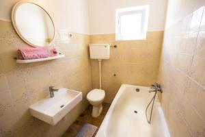 Kúpeľňa v ubytovaní Apartments by the sea Cove Zarace - Gdinj, Hvar - 9675