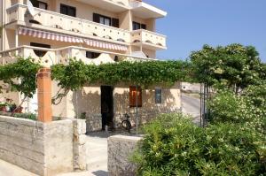 Fotografia z galérie ubytovania Apartments by the sea Zubovici, Pag - 9678 v destinácii Zubovići