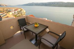 Fotografia z galérie ubytovania Apartments by the sea Zubovici, Pag - 9678 v destinácii Zubovići