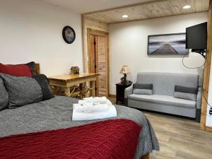 Posezení v ubytování Alaska Knotty Pine B&B