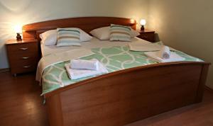 uma cama grande com duas toalhas em cima em Apartment Lukoran 11672a em Lukoran