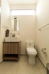 Un baño con inodoro, lavabo y espejo. en NIZA FIVE Luxury Beach Apartments, en Puerto Vallarta 67 fotos más