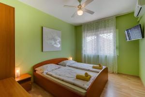 Posteľ alebo postele v izbe v ubytovaní Rooms with a parking space Mali Losinj (Losinj) - 9681