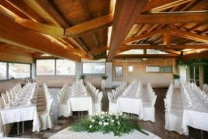 Albergo Volpara في Mussolente : قاعة احتفالات بطاولات بيضاء وكراسي بيضاء