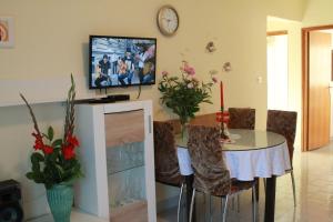 TV a/nebo společenská místnost v ubytování Apartments by the sea Poljica, Trogir - 11721 + 10 fotografií