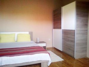 sypialnia z łóżkiem z żółtymi poduszkami i szafą w obiekcie Apartments with a parking space Pirovac, Sibenik - 11746 w mieście Pirovac