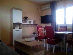 salon ze stołem jadalnym i czerwonymi krzesłami w obiekcie Apartments with a parking space Pirovac, Sibenik - 11746 w mieście Pirovac