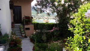 un jardín con flores y plantas frente a una casa en Apartments by the sea Vranjic, Split - 11753, en Vranjic