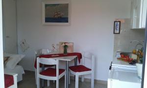 eine kleine Küche mit einem Tisch und 2 Stühlen in der Unterkunft Apartments with a parking space Kastel Kambelovac, Kastela - 11755 in Kaštela