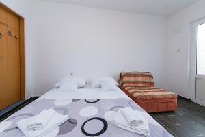 ein Schlafzimmer mit einem Bett und einem Sofa in der Unterkunft Studio Podaca 11748a in Podaca