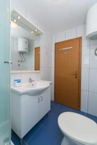 ein Badezimmer mit einem WC, einem Waschbecken und einem Spiegel in der Unterkunft Studio Podaca 11748a in Podaca
