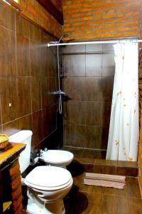 y baño con 2 aseos y ducha. en CABAÑAS SOLTAME CARNAVAL en Puerto Iguazú