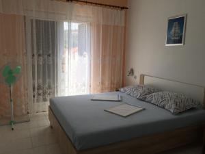 Posteľ alebo postele v izbe v ubytovaní Apartments by the sea Lun, Pag - 11781