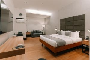 El Sancho Hotel في نجا: فندق غرفه بسرير وصاله