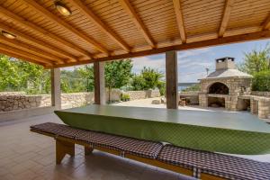 Stolný tenis v ubytovaní Apartments and rooms by the sea Nerezine, Losinj - 11815 alebo v jeho okolí