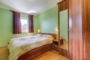 Posteľ alebo postele v izbe v ubytovaní Apartments and rooms by the sea Nerezine, Losinj - 11815